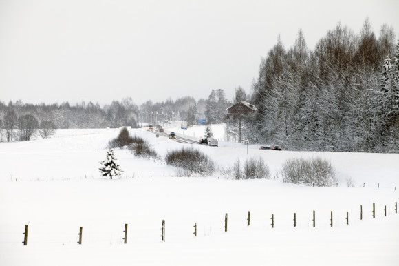 Bil kör efter Fjällvägen. Vinter.