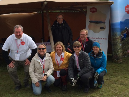 Samarbete när det är som bäst. Ett härligt härjedalsgäng.