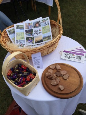 Forbondekorv från Färila, godis och rösterna längs Fjällvägen bjöd på många möten.