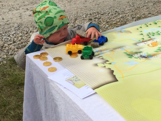 En yngre Fjällvägenambassadör granskar lite förundrat resursfördelningen till landets infrastruktur.