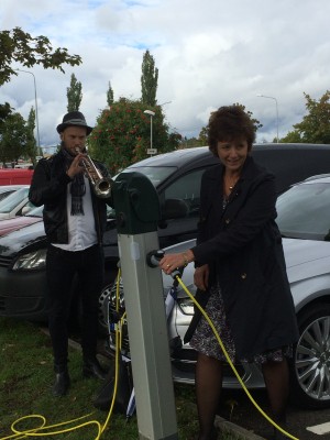 Kommunalrådet Marie Centerwall inviger kommunens laddstolpar med trumpetfanfar.